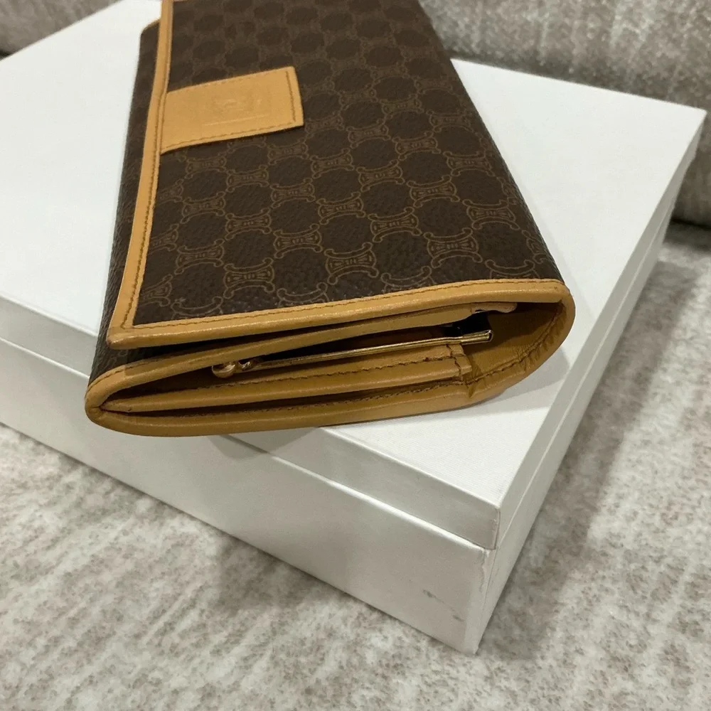 ✨💎EXCELLENT💎✨ Authentic CELINE Triumph Long Kisslock Wallet - Picture 5 of 7